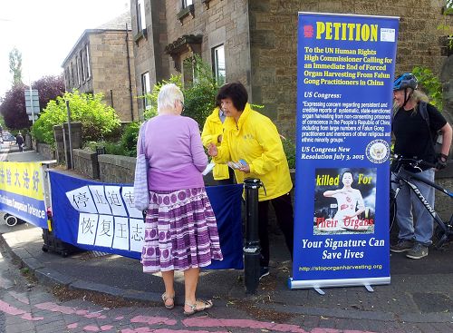 法輪功學員在愛丁堡中領館前聲援王治文，譴責中共活摘器官