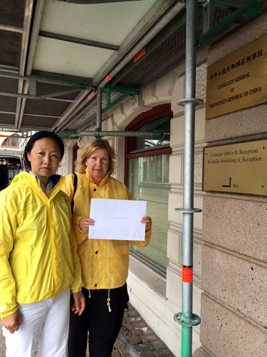瑞典法輪功學員向中領館遞交了一封公開信，敦促中國政府立即重發護照給王治文，還他自由。