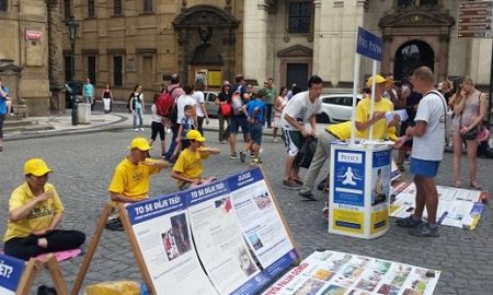 圖1：捷克布拉格法輪功學員在查裏橋舉辦講真相活動