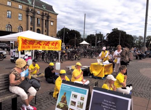 二零一六年八月十六日至二十一日，在哥德堡文化節期間，法輪功學員在哥德堡市中心的皇后廣場上傳播法輪功的真相。祥和的場面吸引民眾駐足、並進一步了解法輪功。