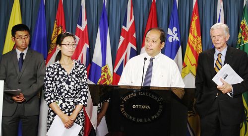 '圖6：八月二十六日，加拿大部份法輪功學員在首都渥太華國會召開新聞發布會，向即將在8月末出訪中國，參加G20世界首腦峰會的加拿大總理特魯多發出呼籲：敦促中 共停止對法輪功長達十七年的迫害，釋放包括十二名加拿大人的親屬在內被非法關押的法輪功學員，並將迫害元凶江澤民繩之以法。'