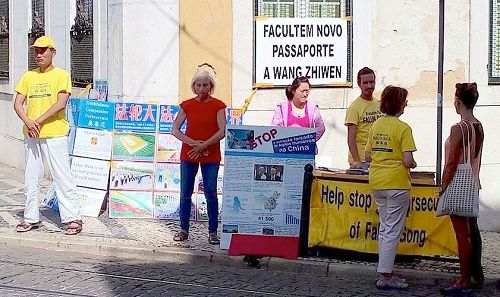 圖1-3：葡萄牙部份法輪功學員在里斯本中使館前舉辦和平抗議，聲援王治文。