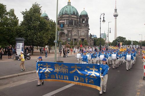'圖1：遊行隊伍途經柏林大教堂。'