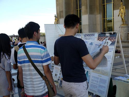 圖3：巴黎人權廣場，中國遊客閱讀法輪功真相報紙