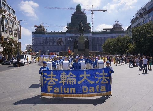 '圖1：法輪功學員的遊行隊伍在瓦茨拉夫廣場出發'