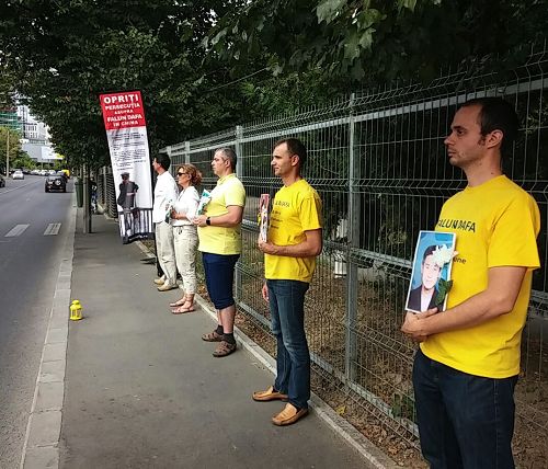 羅馬尼亞法輪功學員們在中使館前的反迫害活動