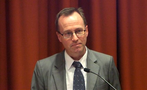 新南威爾士州議員 David Shoebridge 主持了議會大廈的公開討論