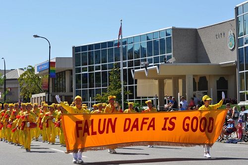 '圖1～3：加拿大卑詩省的法輪功學員參加彭蒂克頓（Penticton）市的桃子節遊行，受到當地官員和民眾的歡迎。'