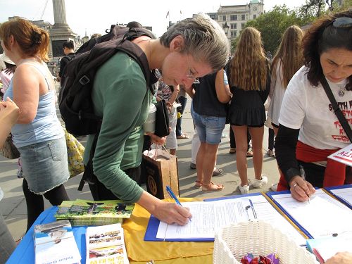'圖6：八月二十七日，英國女士艾倫（Elleen）在特拉法加廣場（Trafalgar Square）簽名反活摘'