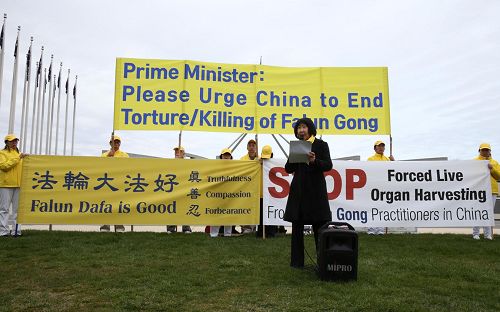 '圖1-2：二零一六年八月三十日上午，澳洲部份法輪功學員來到首都堪培拉國會大廈前舉行集會，敦促澳洲總理在於中國舉行的G20峰會上，向中國政府提出法輪功受迫害的人權問題。'