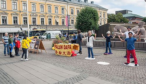 '圖1，法輪功學員在瑞典耶夫勒（Gavle）市舉辦講真相活動'