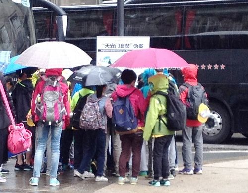 圖7：一群來英國旅遊的中國學生圍著揭露「天安門自焚」偽案的展板