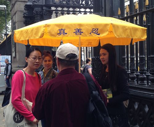 圖9：二零一六年九月三日下午，一位中國人在大英博物館門前與法輪功學員深入交談了解真相