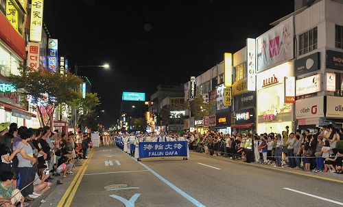 圖1-2:韓國天國樂團盛大演奏，受到民眾夾道歡迎。