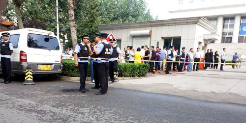 '圖：庭審前，廊坊廣陽區法院到處都是警察和便衣，監視周圍的百姓。'