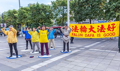 '圖1：法輪功學員在斯德哥爾摩北城廣場舉行講真相活動'
