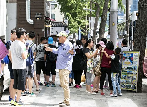 圖6：著名的文化藝術街──仁寺洞，每天有非常多的中國大陸遊客來聽真相，看真相。
