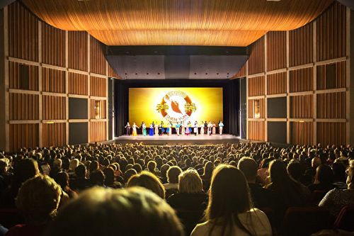 2016年12月30日晚神韻世界藝術團在著名的漢密爾頓劇院（Hamilton Place Theater）的首場演出。