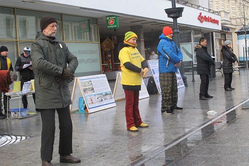 '圖2：波蘭法輪功學員在羅茲市中心步行街上展示法輪功功法'