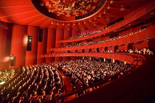 圖1：神韻國際藝術團在華盛頓特區肯尼迪藝術中心歌舞劇院演出。二零一七年一月二十二日下午的最後一場，劇院方只得加售站票以滿足觀眾需求。