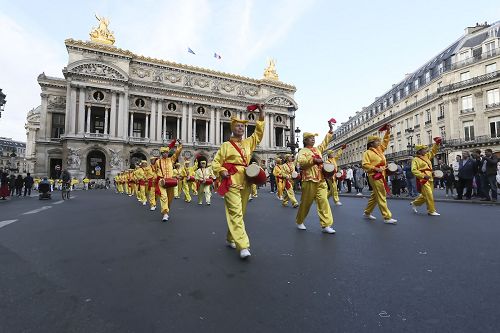 圖1～24：來自歐洲各個國家上千名法輪功學員聚集法國巴黎，舉行歷時兩個小時的遊行活動，從交易所廣場（Place de la Bourse）出發，途經巴黎歌劇院、皇家宮殿和數條繁華的主要街道，最後抵達盧浮宮對面的卡魯索廣場。