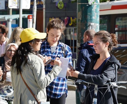 '圖1～5：2017年9月30日，多倫多法輪功學員在市中心的33個大街的十字路口舉行營救中國親人的徵簽活動。'