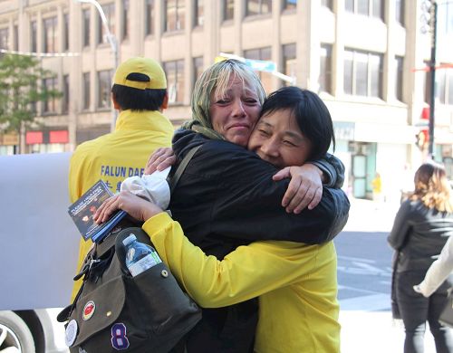 '圖7：多倫多居民Patricia Dwyer流淚擁抱著學員說：「儘快把他們營救出來！」'