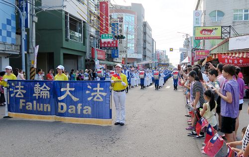 圖1-4： 天國樂團再次受邀參加彰化縣的雙十節慶典，在和美鎮的街道上表演，受到民眾的喜愛。