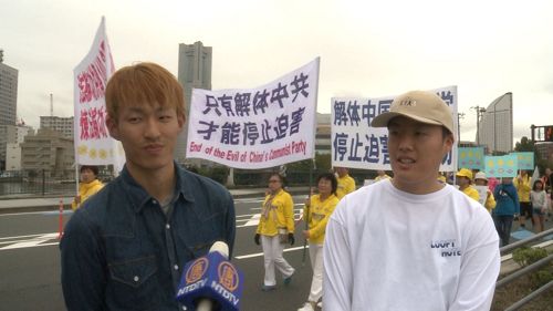 '圖7：兩位日本青年譴責迫害法輪功'