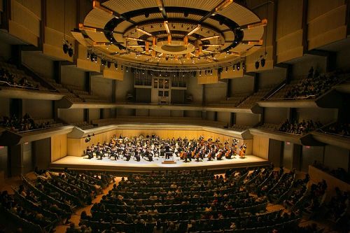 '圖1：10月11日晚，美國神韻交響樂團在多倫多湯姆森音樂廳的演出帶給當地觀眾難以言表的震撼。'