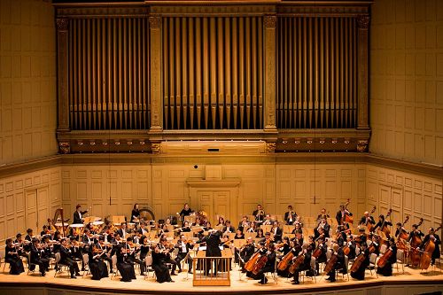'圖2：2017年10月13日，神韻交響樂團在波士頓交響樂廳演出。'
