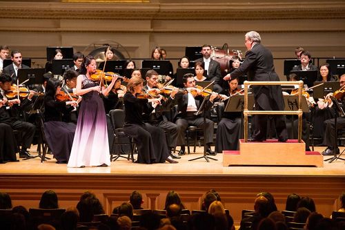 '圖4：10月14日晚間，神韻交響樂的天籟之音在卡內基大廳（Carnegie Hall）響起，紐約主流觀眾欣賞了一場頂級音樂盛宴。圖為小提琴演奏家鄭媛慧在演奏。'