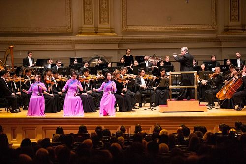 '圖5：10月14日晚間，神韻交響樂的天籟之音在卡內基大廳（Carnegie Hall）響起，紐約主流觀眾欣賞了一場頂級音樂盛宴。圖為二胡演奏家戚曉春、孫璐與王真的演出。'