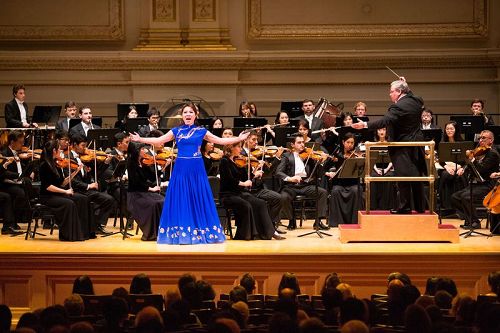 '圖7：10月14日晚間，神韻交響樂的天籟之音在卡內基大廳（Carnegie Hall）響起，紐約主流觀眾欣賞了一場頂級音樂盛宴。圖為女高音歌唱家耿皓藍的演出。'