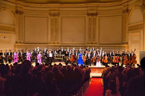 '圖8：10月14日晚，紐約卡內基大廳（Carnegie Hall）主廳，神韻交響樂團演出謝幕，全場觀眾起立鼓掌。'