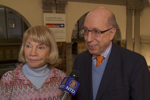 '圖10：前電視新聞女主播Kristi Witker與友人Bob Kandel於10月14日晚在紐約卡內基音樂廳欣賞了神韻交響樂團的演出'