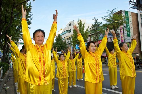 '圖1～3：天國樂團和煉功隊在富川市民慶典的遊行中。'