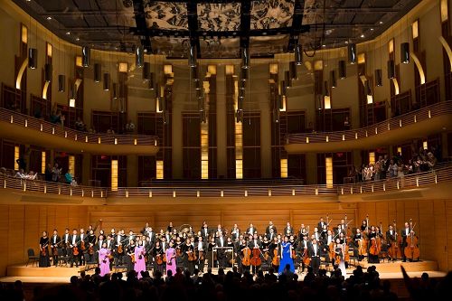 '圖1：伴隨著觀眾雷鳴般的掌聲和喝彩，神韻交響樂團在美國首府華盛頓地區的斯特拉斯莫爾音樂中心（Strathmore Music Center）的演出為二零一七年巡演劃上了完滿的句號。'