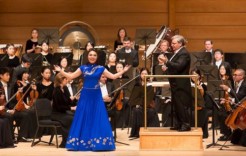 '圖6：神韻交響樂團女高音耿皓藍在斯特拉斯莫爾音樂中心演唱。'