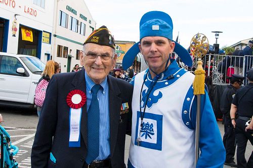'圖8：遊行主辦者Wallace Levin（左）表示，法輪功學員能參加老兵節遊行，他感到榮幸。'