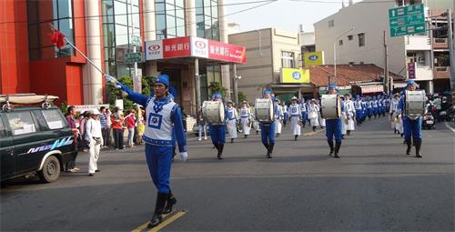 '圖1～2：天國樂團參加台灣萬丹紅豆節踩街。'