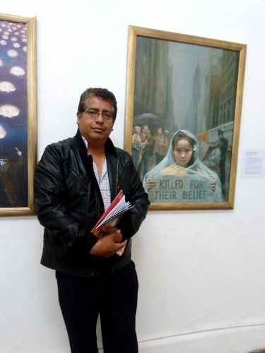 '圖4：Colegio Tacna 藝術老師Carlos Ponce表示畫展讓人們了解發生在中國的迫害，非常了不起。'