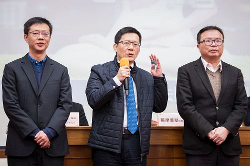 '圖3：立法委員張宏陸（左一）、張廖萬堅（左二）、洪宗熠（左三）參加紀錄片《活摘》首映座談會。'
