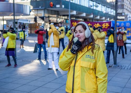 '圖2：瑞典學員在南泰利耶市中心廣場舉辦反迫害集會'