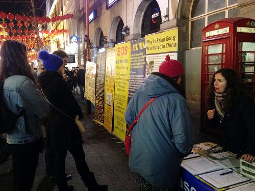 二零一七年中國新年期間，英國法輪功學員蒂麗（右一）在倫敦唐人街繼續向各國民眾講真相、呼籲制止迫害