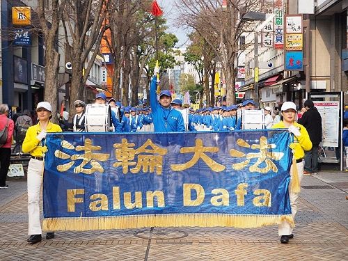 '圖1：三月十九日，來自日本各地的法輪功學員齊聚橫濱舉行了遊行活動，圖為遊行隊伍經過橫濱中心部的關內的場景'