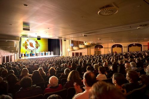 '圖5：二零一七年三月十一日和十二日，神韻北美藝術團在麻州伍斯特市漢歐沃劇院（Hanover Theater）連續上演的二場演出均大爆滿，神韻演繹的神傳文化之美令全場觀眾感佩。'