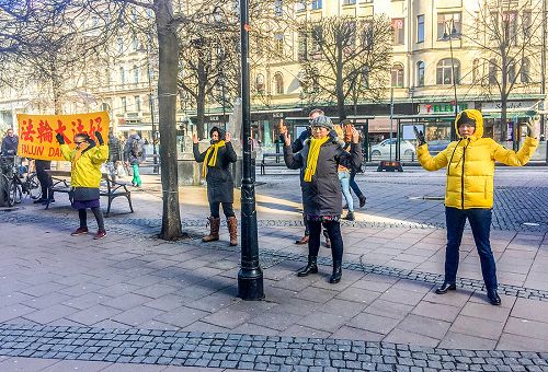 圖1：瑞典學員在首都著名的精品街旁舉辦法輪大法信息日活動。