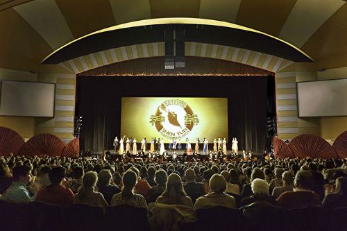 圖4: 三月三日至五日，神韻巡迴藝術團在美國威斯康辛州密爾沃基市密爾沃基劇院（Milwaukee Theater）上演了4場演出，門票提前售罄。圖為第四場演出的現場盛況。