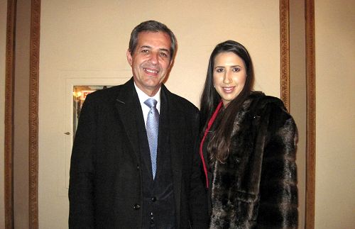 圖12：巴西的一家跨國投資發展公司的區域主管Eneas Viriato與女兒Patricia Viriato都表示非常喜歡神韻展現的天堂聖境。